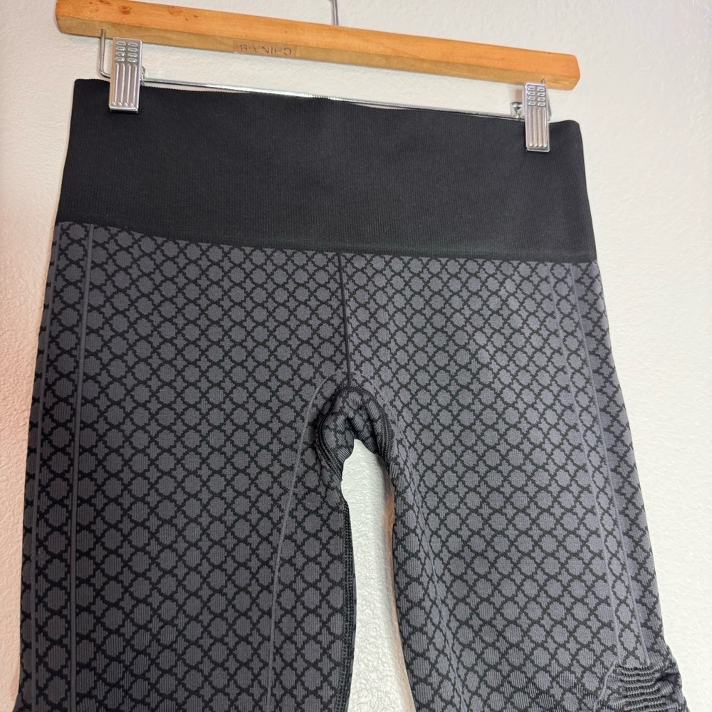LULULEMON Women’s Gray/Black Printed Capri Cinched Bottom Pants Size 6 - Picture 4 of 8